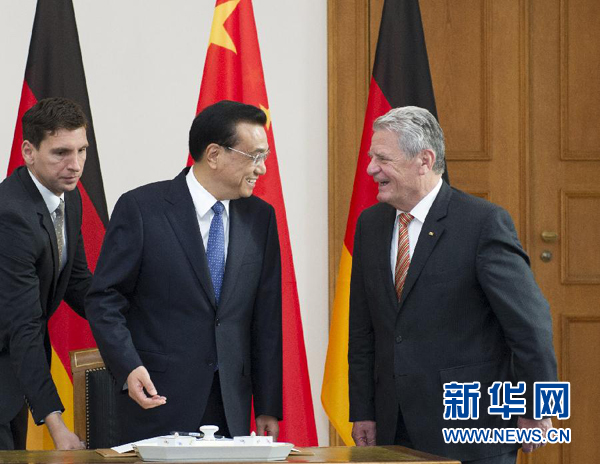 10月10日，國(guó)務(wù)院總理李克強(qiáng)在柏林會(huì)見(jiàn)德國(guó)總統(tǒng)高克。這是李克強(qiáng)總理與高克總統(tǒng)親切交談。 新華社記者 王曄 攝 