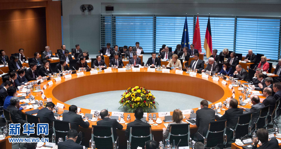 10月10日，中國國務(wù)院總理李克強在柏林與德國總理默克爾共同主持第三輪中德政府磋商。 新華社記者 李學(xué)仁 攝 