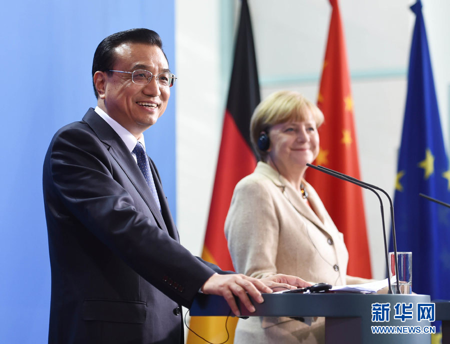 10月10日，國務(wù)院總理李克強在柏林與德國總理默克爾圓滿結(jié)束第三輪中德政府磋商后共同會見記者。 新華社記者 李學(xué)仁 攝 