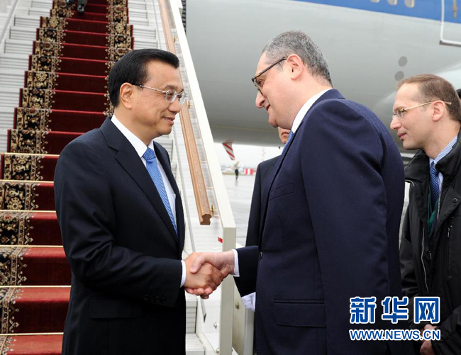 10月12日，中國國務(wù)院總理李克強(qiáng)乘專機(jī)抵達(dá)莫斯科，開始對俄羅斯進(jìn)行正式訪問并舉行中俄總理第十九次定期會晤。俄羅斯聯(lián)邦政府高級官員到機(jī)場迎接李克強(qiáng)總理。新華社記者 饒愛民 攝
