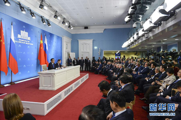 10月13日，國(guó)務(wù)院總理李克強(qiáng)在莫斯科與俄羅斯總理梅德韋杰夫圓滿結(jié)束中俄總理第十九次定期會(huì)晤后共同會(huì)見記者。 新華社記者李學(xué)仁攝