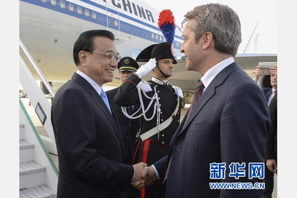 10月14日，國(guó)務(wù)院總理李克強(qiáng)乘專(zhuān)機(jī)抵達(dá)羅馬，開(kāi)始對(duì)意大利進(jìn)行正式訪問(wèn)，意大利政府高級(jí)官員到機(jī)場(chǎng)迎接。 新華社記者李學(xué)仁攝