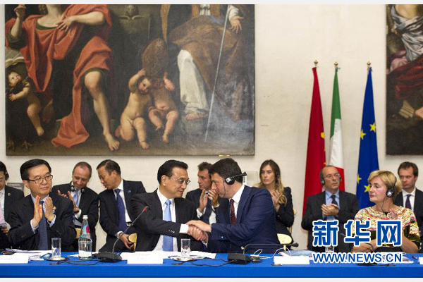 10月14日，中國國務(wù)院總理李克強在羅馬巴爾貝里尼宮與意大利總理倫齊共同會見中意企業(yè)家委員會委員及企業(yè)家代表并致辭。 新華社記者謝環(huán)馳 攝 