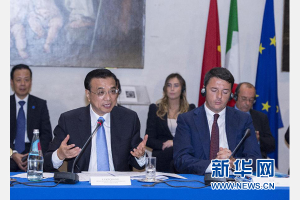 10月14日，中國國務(wù)院總理李克強在羅馬巴爾貝里尼宮與意大利總理倫齊共同會見中意企業(yè)家委員會委員及企業(yè)家代表并致辭。 新華社記者 王曄攝 