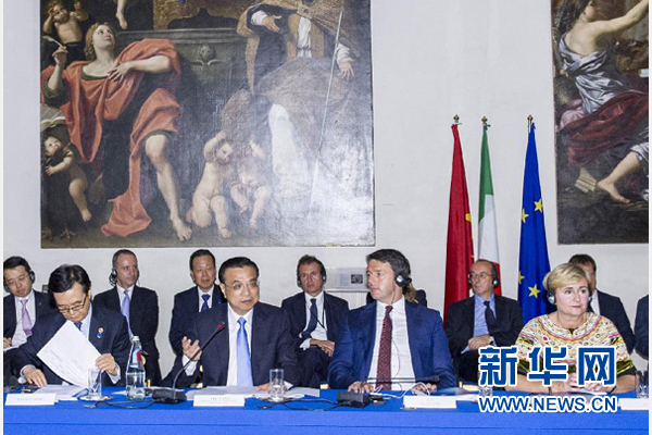 10月14日，中國國務(wù)院總理李克強在羅馬巴爾貝里尼宮與意大利總理倫齊共同會見中意企業(yè)家委員會委員及企業(yè)家代表并致辭。 新華社記者 王曄攝 