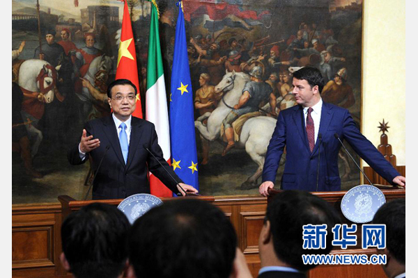 10月14日，中國國務(wù)院總理李克強與意大利總理倫齊在羅馬舉行會談后共同會見記者。 新華社記者 饒愛民 攝 