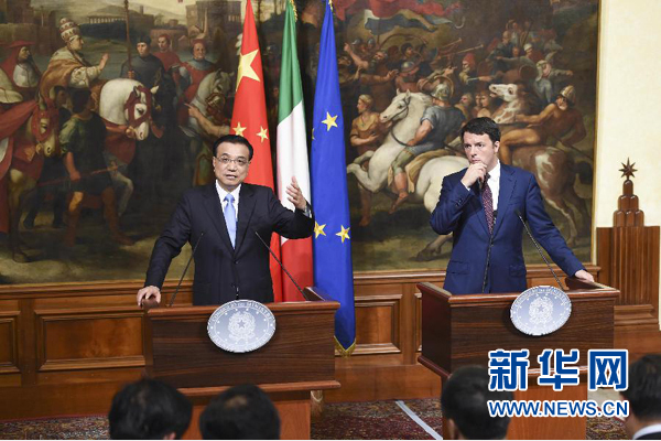 10月14日，國務(wù)院總理李克強在羅馬與意大利總理倫齊舉行會談后共同會見記者。 新華社記者 李學(xué)仁 攝