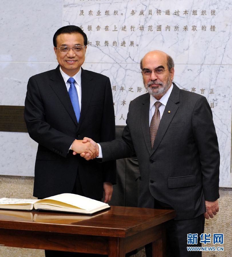 10月15日，中國國務(wù)院總理李克強(qiáng)在羅馬會見聯(lián)合國糧農(nóng)組織總干事格拉齊亞諾。 新華社記者 饒愛民 攝