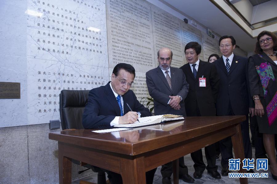 10月15日，中國國務(wù)院總理李克強(qiáng)在羅馬會見聯(lián)合國糧農(nóng)組織總干事格拉齊亞諾。這是李克強(qiáng)抵達(dá)后在貴賓簿上簽字。 新華社記者 王曄 攝