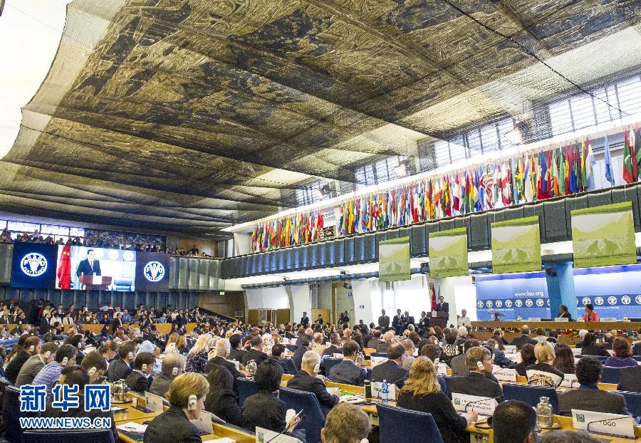 10月15日，中國國務院總理李克強在格拉齊亞諾總干事的陪同下在位于羅馬的聯(lián)合國糧農(nóng)組織總部發(fā)表演講。 新華社記者 王曄 攝 