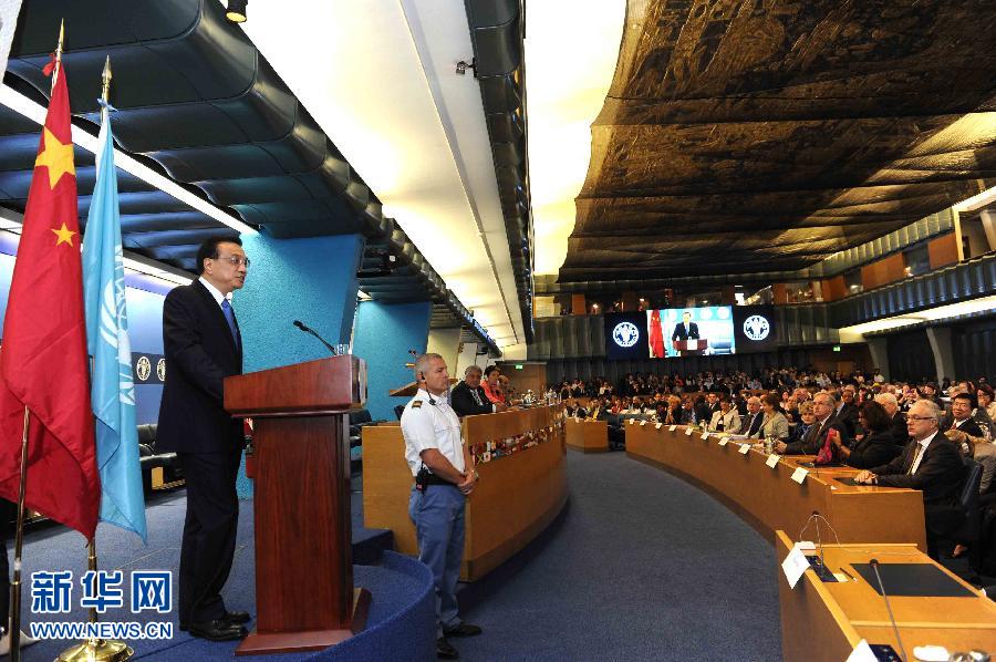 10月15日，中國國務院總理李克強在格拉齊亞諾總干事的陪同下在位于羅馬的聯(lián)合國糧農(nóng)組織總部發(fā)表演講。 新華社記者 饒愛民 攝 