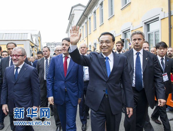 10月16日，中國(guó)國(guó)務(wù)院總理李克強(qiáng)在米蘭與意大利總理倫齊共同出席第五屆中意創(chuàng)新合作周大會(huì)并致辭。這是李克強(qiáng)抵達(dá)位于米蘭理工大學(xué)的會(huì)場(chǎng)。新華社記者王曄攝