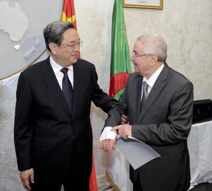 11月1日，正在阿爾及利亞進(jìn)行正式友好訪問的全國政協(xié)主席俞正聲在阿爾及爾與阿民族院議長本&middot;薩拉赫舉行會談。這是俞正聲親切詢問本&middot;薩拉赫的手傷情況。新華社記者 張鐸 攝 