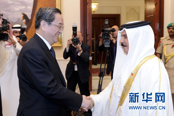 11月6日，正在巴林進(jìn)行正式友好訪問的全國(guó)政協(xié)主席俞正聲在麥納麥會(huì)見巴林國(guó)王哈馬德。 新華社記者 張鐸 攝