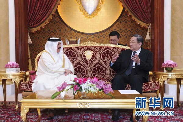 11月6日，正在巴林進(jìn)行正式友好訪問的全國(guó)政協(xié)主席俞正聲在麥納麥會(huì)見巴林國(guó)王哈馬德。 新華社記者 張鐸 攝