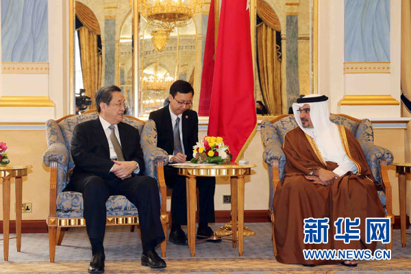 11月6日，正在巴林進(jìn)行正式友好訪問的全國(guó)政協(xié)主席俞正聲在麥納麥會(huì)見巴林王儲(chǔ)薩勒曼。 新華社記者劉衛(wèi)兵攝