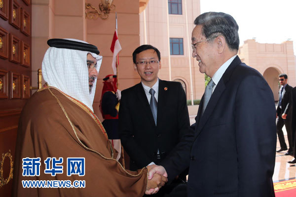 11月6日，正在巴林進(jìn)行正式友好訪問的全國(guó)政協(xié)主席俞正聲在麥納麥會(huì)見巴林王儲(chǔ)薩勒曼。 新華社記者劉衛(wèi)兵攝