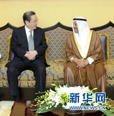 11月6日，正在巴林進(jìn)行正式友好訪問的全國(guó)政協(xié)主席俞正聲在麥納麥與巴林協(xié)商會(huì)議主席阿里舉行會(huì)談。 新華社記者 張鐸 攝