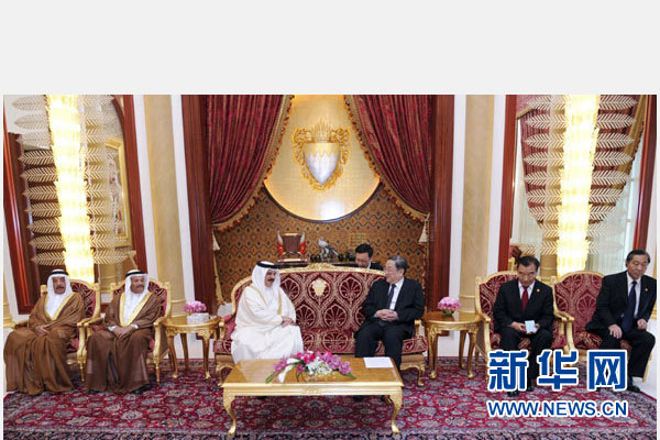 11月6日，正在巴林進(jìn)行正式友好訪問的全國(guó)政協(xié)主席俞正聲在麥納麥會(huì)見巴林國(guó)王哈馬德。 新華社記者 張鐸 攝