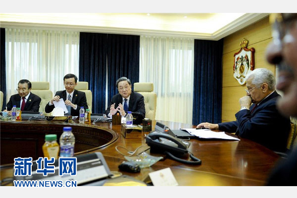 11月9日，正在約旦進行正式友好訪問的全國政協(xié)主席俞正聲在安曼會見約旦首相恩蘇爾。 新華社記者 張鐸 攝 