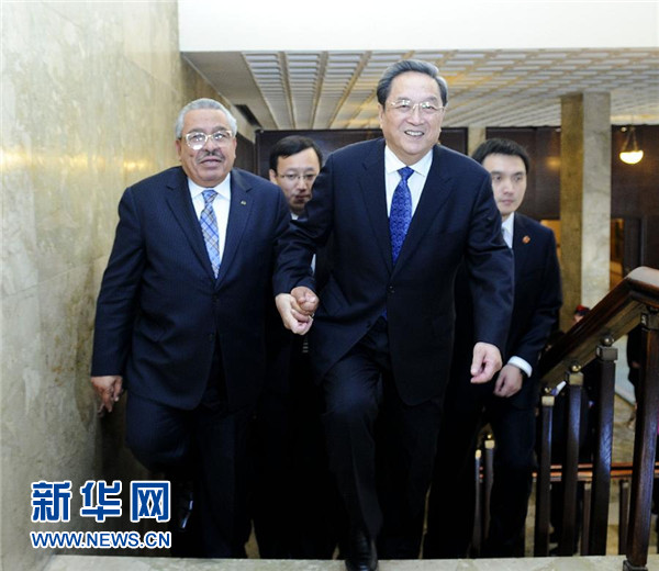 11月9日，正在約旦進行正式友好訪問的全國政協(xié)主席俞正聲在安曼與約旦參議長拉瓦比德進行會談。這是會談前，俞正聲與拉瓦比德攜手步入會場。新華社記者 張鐸 攝 