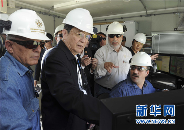 11月8日，正在約旦進行正式友好訪問的全國政協(xié)主席俞正聲在安曼參觀阿拉伯鉀肥公司。這是俞正聲在采鹽船上仔細詢問開采情況。 新華社記者 張鐸 攝