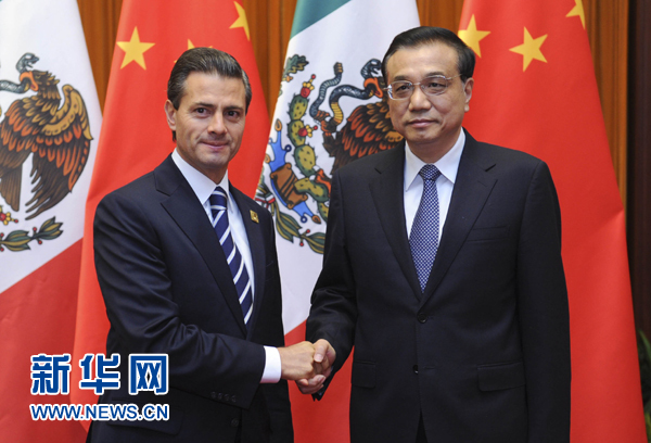 11月11日，國務(wù)院總理李克強在北京人民大會堂會見來華進行國事訪問并出席亞太經(jīng)合組織第二十二次領(lǐng)導(dǎo)人非正式會議的墨西哥總統(tǒng)培尼亞。新華社記者張鐸 攝 