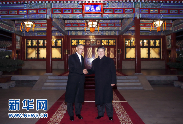 11月11日晚，國(guó)家主席習(xí)近平在中南海同美國(guó)總統(tǒng)奧巴馬舉行會(huì)晤。這是兩國(guó)元首在瀛臺(tái)涵元殿前握手。 新華社記者鞠鵬攝