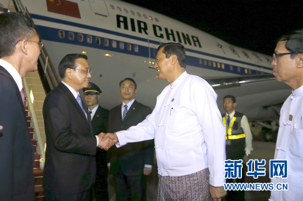 這是李克強(qiáng)在機(jī)場(chǎng)受到緬甸政府高級(jí)官員熱情迎接。新華社記者鞠鵬攝