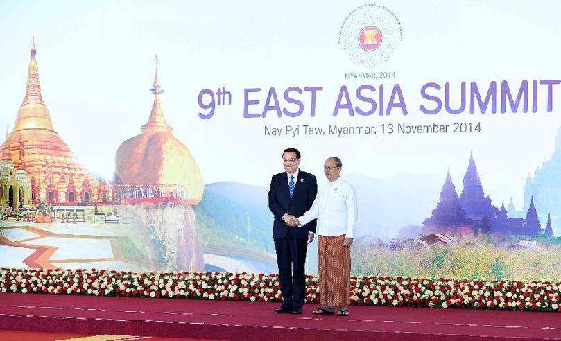 11月13日，中國國務院總理李克強在內(nèi)比都出席第九屆東亞峰會并發(fā)言。這是峰會開始前，東盟輪值主席國緬甸聯(lián)邦共和國總統(tǒng)吳登盛迎接李克強總理。新華社記者 李濤 攝 