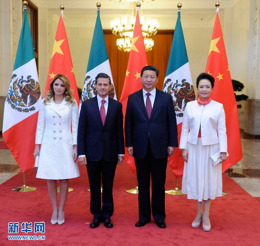 11月13日，國(guó)家主席習(xí)近平在北京人民大會(huì)堂北大廳舉行儀式，歡迎墨西哥總統(tǒng)培尼亞對(duì)中國(guó)進(jìn)行國(guó)事訪問(wèn)。這是習(xí)近平和夫人彭麗媛同培尼亞夫婦合影。 新華社記者 張鐸 攝