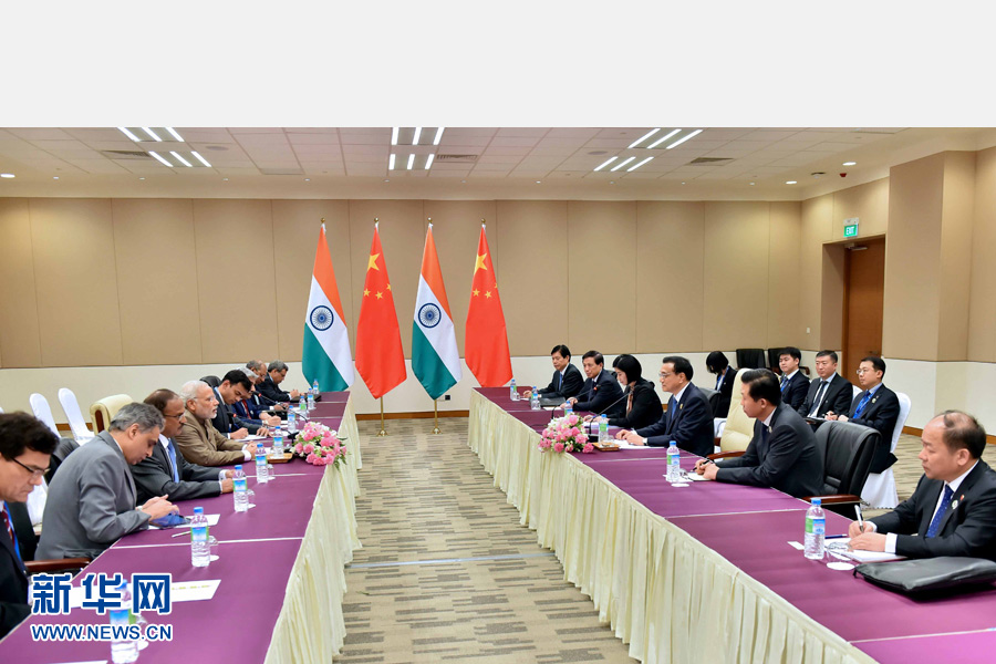 11月13日，中國國務(wù)院總理李克強在緬甸內(nèi)比都會見印度總理莫迪。 新華社記者 李濤 攝