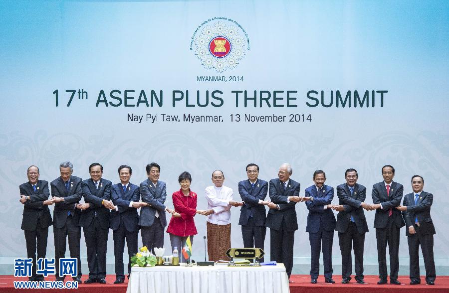 11月13日，中國(guó)國(guó)務(wù)院總理李克強(qiáng)在緬甸首都內(nèi)比都出席第17次東盟與中日韓（10+3）領(lǐng)導(dǎo)人會(huì)議。 新華社記者 王曄 攝