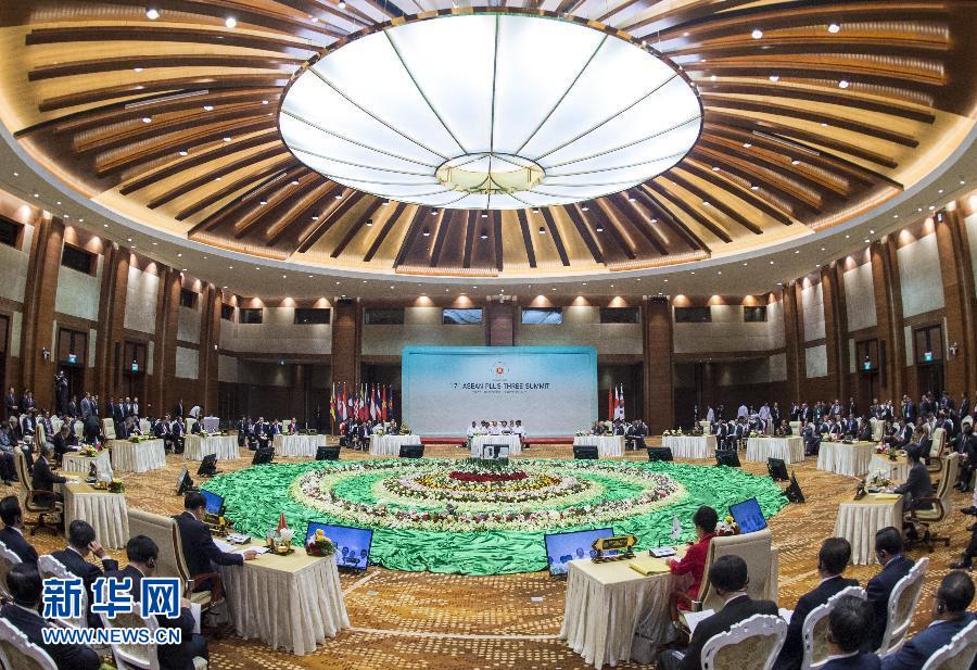 11月13日，中國(guó)國(guó)務(wù)院總理李克強(qiáng)在緬甸首都內(nèi)比都出席第17次東盟與中日韓（10+3）領(lǐng)導(dǎo)人會(huì)議。 新華社記者 王曄 攝