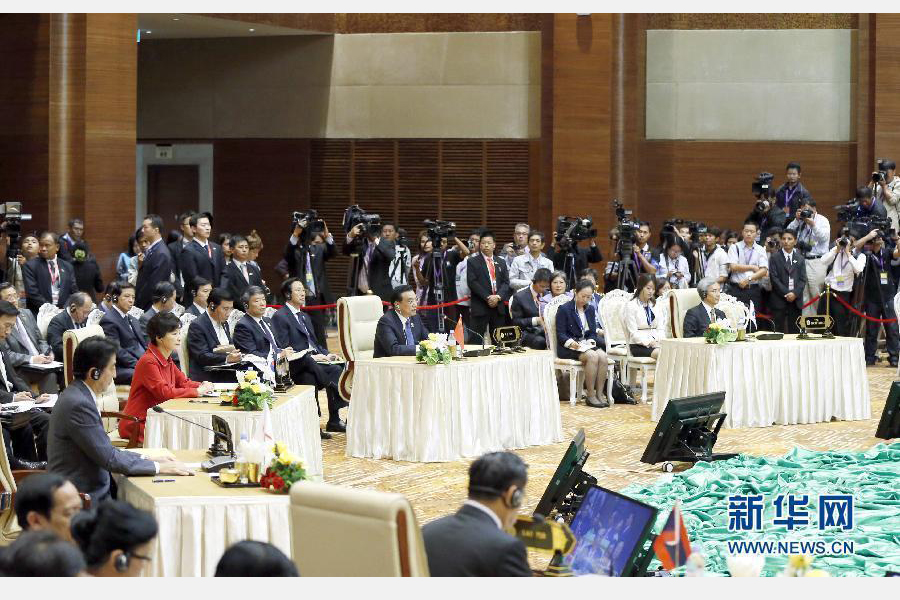 11月13日，中國(guó)國(guó)務(wù)院總理李克強(qiáng)在緬甸首都內(nèi)比都出席第17次東盟與中日韓（10+3）領(lǐng)導(dǎo)人會(huì)議。這是李克強(qiáng)在會(huì)議上講話。 新華社記者 鞠鵬 攝