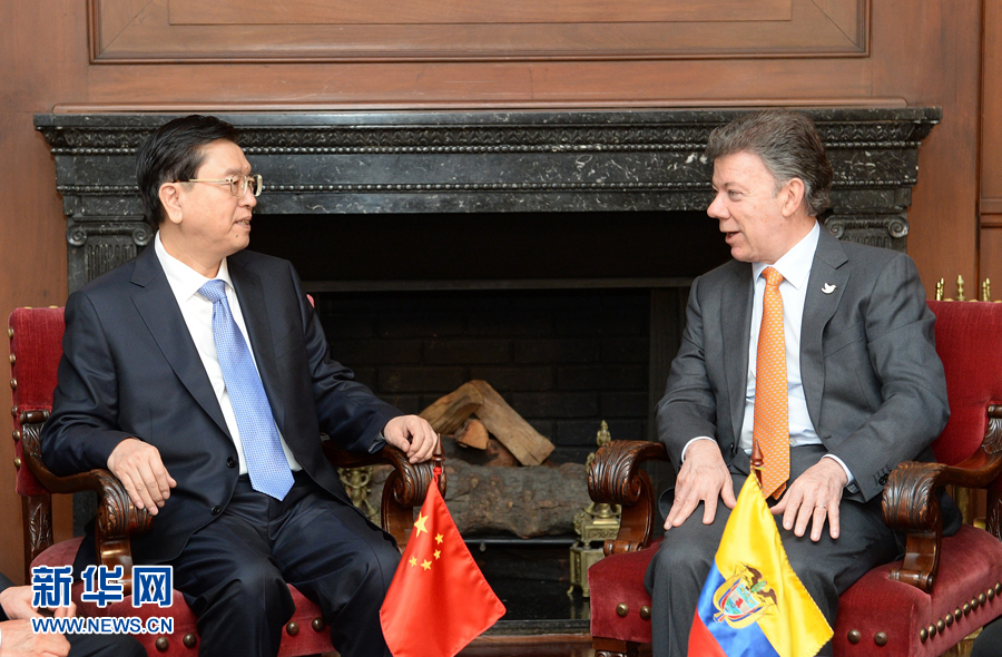 11月24日，正在哥倫比亞進(jìn)行正式友好訪問(wèn)的全國(guó)人大常委會(huì)委員長(zhǎng)張德江在波哥大會(huì)見(jiàn)哥倫比亞總統(tǒng)桑托斯。 新華社記者 劉建生 攝