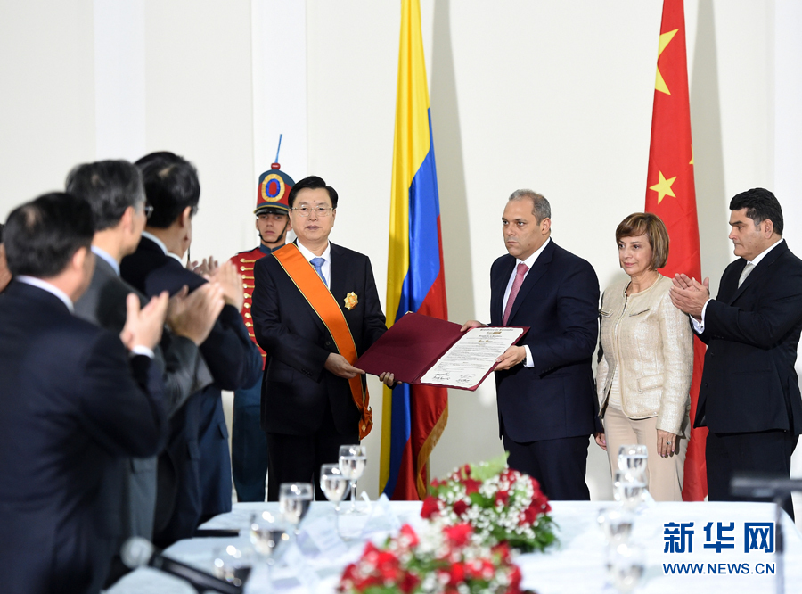 11月24日，正在哥倫比亞進(jìn)行正式友好訪問(wèn)的全國(guó)人大常委會(huì)委員長(zhǎng)張德江在波哥大與哥倫比亞國(guó)會(huì)主席兼參議長(zhǎng)納梅舉行會(huì)談。 新華社記者鞠鵬 攝