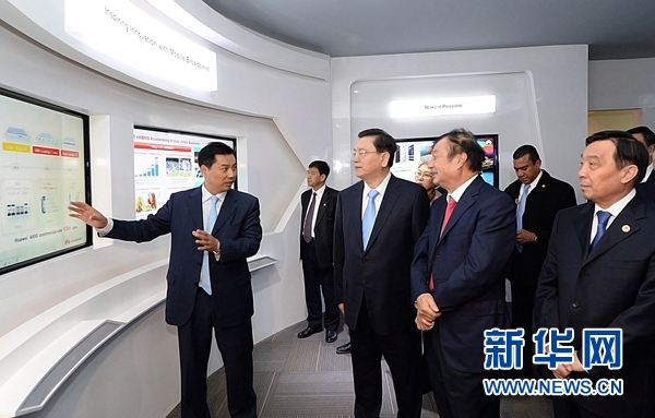 11月26日，正在墨西哥進(jìn)行正式友好訪問(wèn)的全國(guó)人大常委會(huì)委員長(zhǎng)張德江在墨西哥城視察華為公司拉美北地區(qū)部。 新華社記者劉建生攝