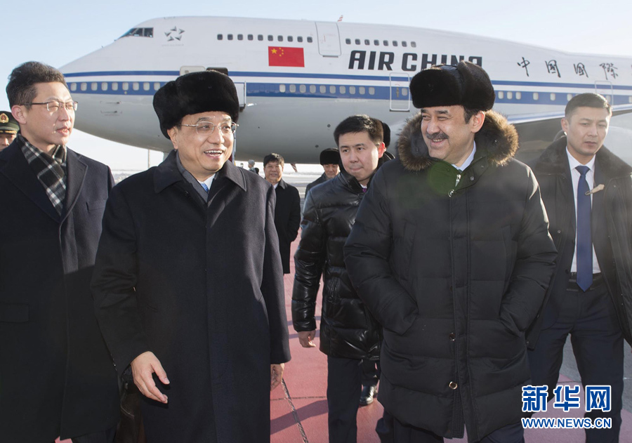  12月14日，應(yīng)哈薩克斯坦共和國(guó)總理馬西莫夫邀請(qǐng)，國(guó)務(wù)院總理李克強(qiáng)乘專機(jī)抵達(dá)阿斯塔納國(guó)際機(jī)場(chǎng)，開(kāi)始對(duì)哈薩克斯坦進(jìn)行正式訪問(wèn)，舉行中哈總理第二次定期會(huì)晤，并出席上海合作組織成員國(guó)政府首腦理事會(huì)第十三次會(huì)議。這是馬西莫夫到機(jī)場(chǎng)迎接李克強(qiáng)。新華社記者 黃敬文 攝 