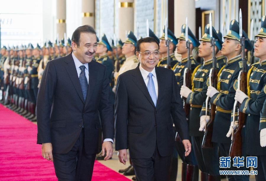 12月14日，應(yīng)哈薩克斯坦共和國(guó)總理馬西莫夫邀請(qǐng)，國(guó)務(wù)院總理李克強(qiáng)乘專機(jī)抵達(dá)阿斯塔納國(guó)際機(jī)場(chǎng)，開(kāi)始對(duì)哈薩克斯坦進(jìn)行正式訪問(wèn)，舉行中哈總理第二次定期會(huì)晤，并出席上海合作組織成員國(guó)政府首腦理事會(huì)第十三次會(huì)議。馬西莫夫到機(jī)場(chǎng)迎接李克強(qiáng)，并舉行隆重的歡迎儀式。新華社記者 黃敬文 攝