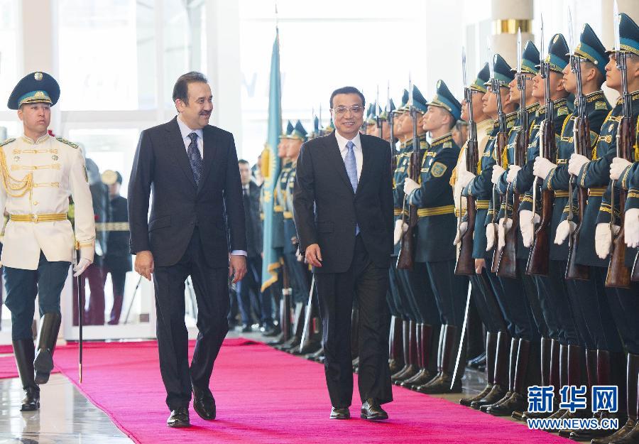 12月14日，應(yīng)哈薩克斯坦共和國(guó)總理馬西莫夫邀請(qǐng)，國(guó)務(wù)院總理李克強(qiáng)乘專機(jī)抵達(dá)阿斯塔納國(guó)際機(jī)場(chǎng)，開(kāi)始對(duì)哈薩克斯坦進(jìn)行正式訪問(wèn)，舉行中哈總理第二次定期會(huì)晤，并出席上海合作組織成員國(guó)政府首腦理事會(huì)第十三次會(huì)議。馬西莫夫到機(jī)場(chǎng)迎接李克強(qiáng)，并舉行隆重的歡迎儀式。新華社記者 黃敬文 攝