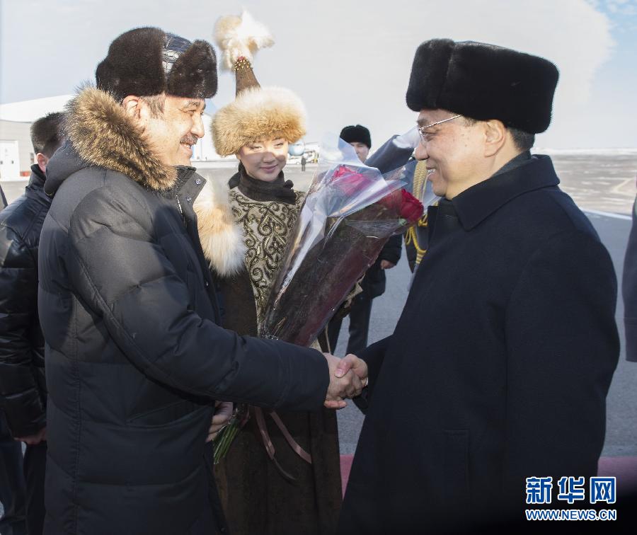 12月14日，應(yīng)哈薩克斯坦共和國(guó)總理馬西莫夫邀請(qǐng)，國(guó)務(wù)院總理李克強(qiáng)乘專機(jī)抵達(dá)阿斯塔納國(guó)際機(jī)場(chǎng)，開(kāi)始對(duì)哈薩克斯坦進(jìn)行正式訪問(wèn)，舉行中哈總理第二次定期會(huì)晤，并出席上海合作組織成員國(guó)政府首腦理事會(huì)第十三次會(huì)議。這是馬西莫夫到機(jī)場(chǎng)迎接李克強(qiáng)。新華社記者 黃敬文 攝