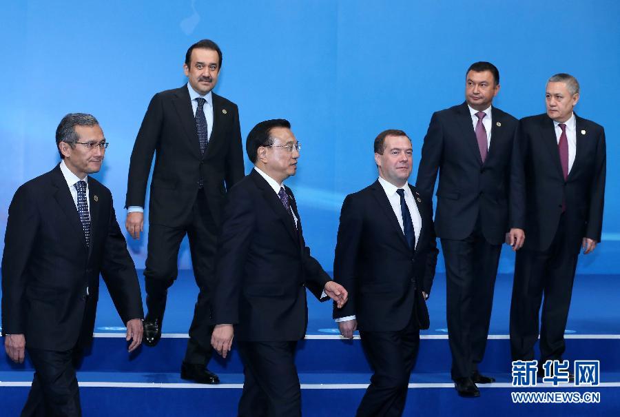 12月15日，中國(guó)國(guó)務(wù)院總理李克強(qiáng)在阿斯塔納出席上海合作組織成員國(guó)政府首腦理事會(huì)第十三次會(huì)議。這是與會(huì)領(lǐng)導(dǎo)人集體合影后走向會(huì)場(chǎng)。新華社記者 龐興雷 攝 