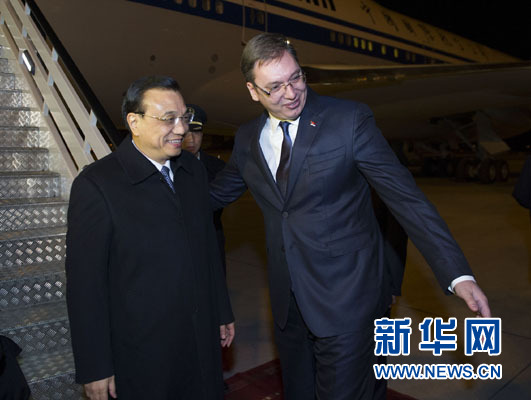 12月15日，國務(wù)院總理李克強抵達貝爾格萊德，出席中國－中東歐國家領(lǐng)導(dǎo)人會晤并正式訪問塞爾維亞，塞爾維亞總理武契奇到機場迎接。新華社記者 黃敬文 攝