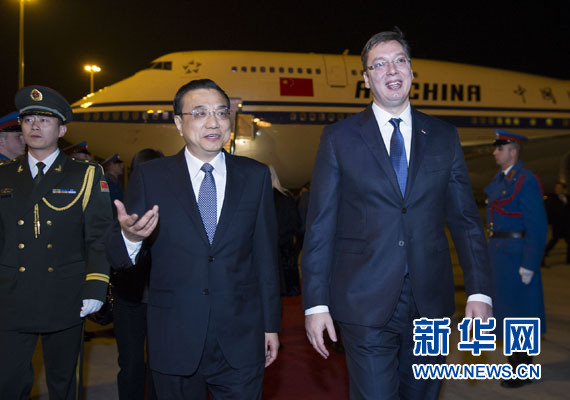 12月15日，國務(wù)院總理李克強抵達貝爾格萊德，出席中國－中東歐國家領(lǐng)導(dǎo)人會晤并正式訪問塞爾維亞，塞爾維亞總理武契奇到機場迎接。新華社記者 黃敬文 攝