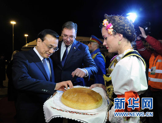 12月15日，國務(wù)院總理李克強抵達貝爾格萊德，出席中國－中東歐國家領(lǐng)導(dǎo)人會晤并正式訪問塞爾維亞，塞爾維亞總理武契奇到機場迎接。新華社記者 饒愛民 攝