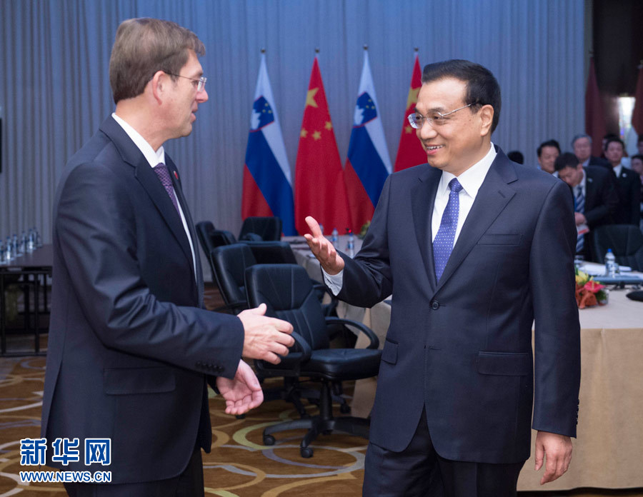 12月16日，中國國務(wù)院總理李克強(qiáng)在貝爾格萊德會(huì)見斯洛文尼亞總理采拉爾。 新華社記者黃敬文攝