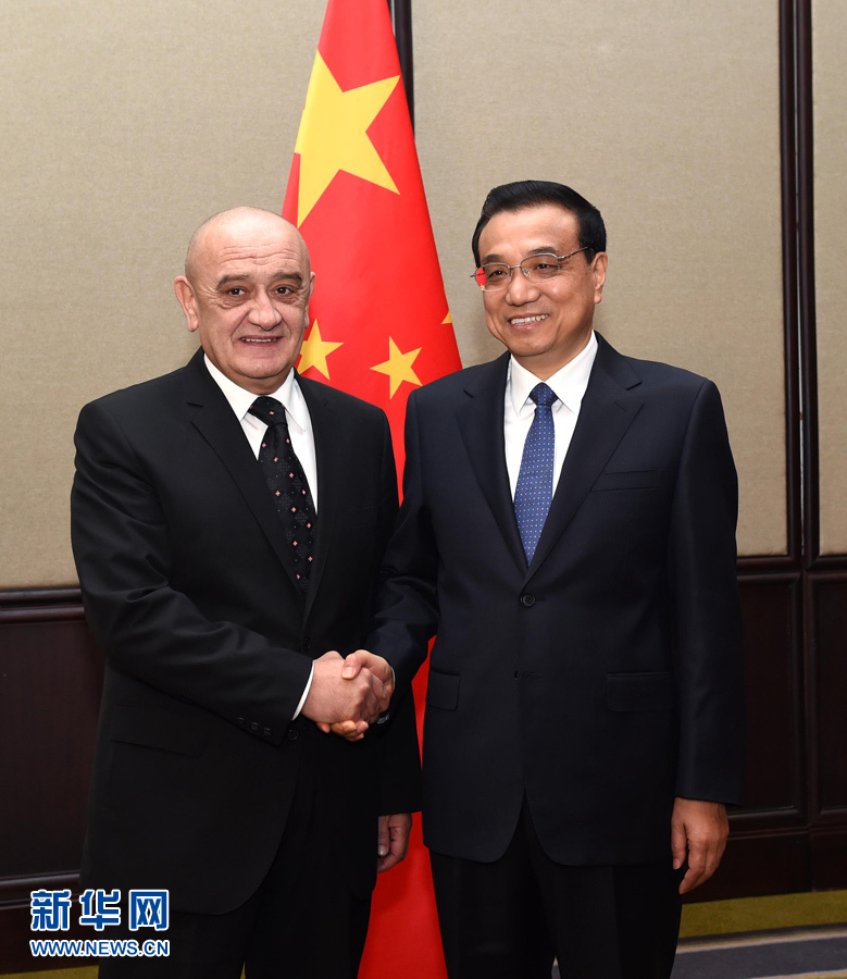 12月16日，中國(guó)國(guó)務(wù)院總理李克強(qiáng)在貝爾格萊德會(huì)見(jiàn)波黑部長(zhǎng)會(huì)議主席貝萬(wàn)達(dá)。 新華社記者 饒愛(ài)民 攝 