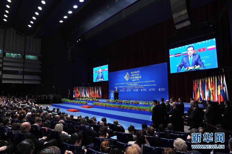 12月16日，國務(wù)院總理李克強(qiáng)在貝爾格萊德與中東歐國家領(lǐng)導(dǎo)人共同出席中國－中東歐國家第四屆經(jīng)貿(mào)論壇開幕式并致辭。 新華社記者 饒愛民攝 