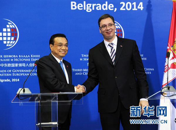 12月16日，國(guó)務(wù)院總理李克強(qiáng)在貝爾格萊德出席第三次中國(guó)-中東歐國(guó)家領(lǐng)導(dǎo)人會(huì)晤后，與塞爾維亞總理武契奇共同會(huì)見(jiàn)記者。 新華社記者饒愛(ài)民 攝